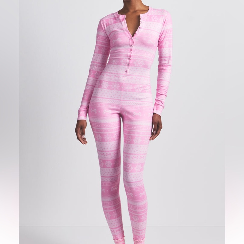 SKIMS Logo Plush Pointelle Henley Onsie in Bubble Gum Bow Fair Isle XS NWT